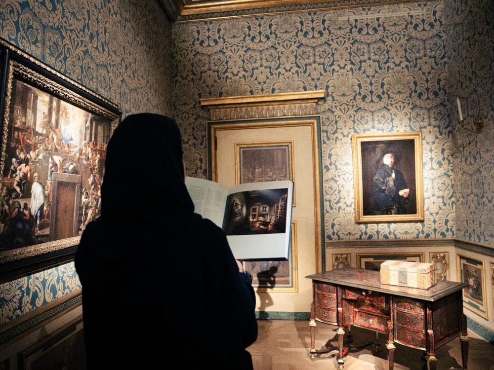 اللوفر أبوظبي يوثق تطور مجموعته الفنية في كتاب يضم 240 عملاً