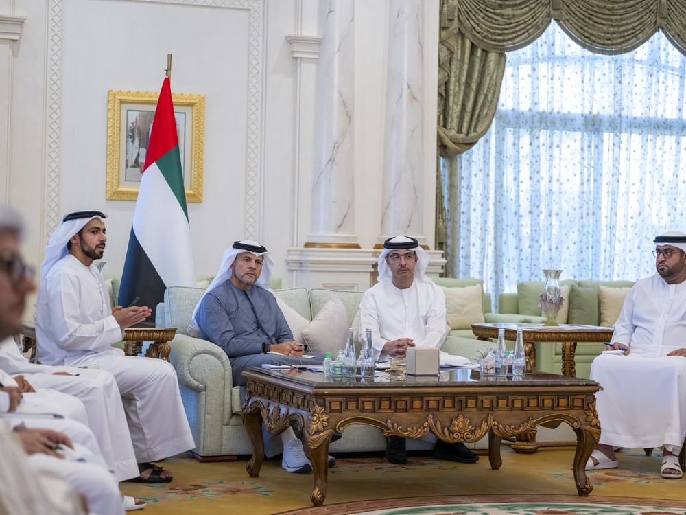 هزاع بن زايد يستقبل وفداً من دائرة البلديات والنقل للاطلاع على أبرز المشاريع التنموية في منطقة العين