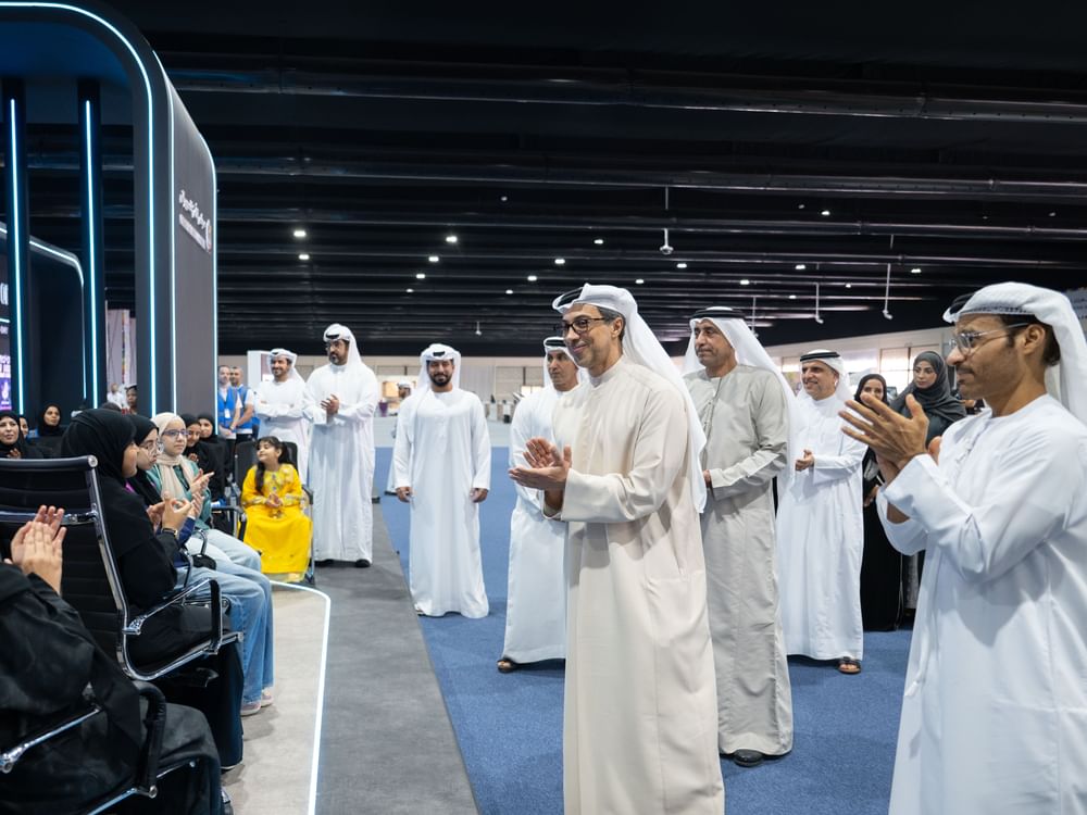 منصور بن زايد يطلع على برامج مجلس الأمن السيبراني وشرطة أبوظبي في مهرجان الشيخ زايد الصيفي