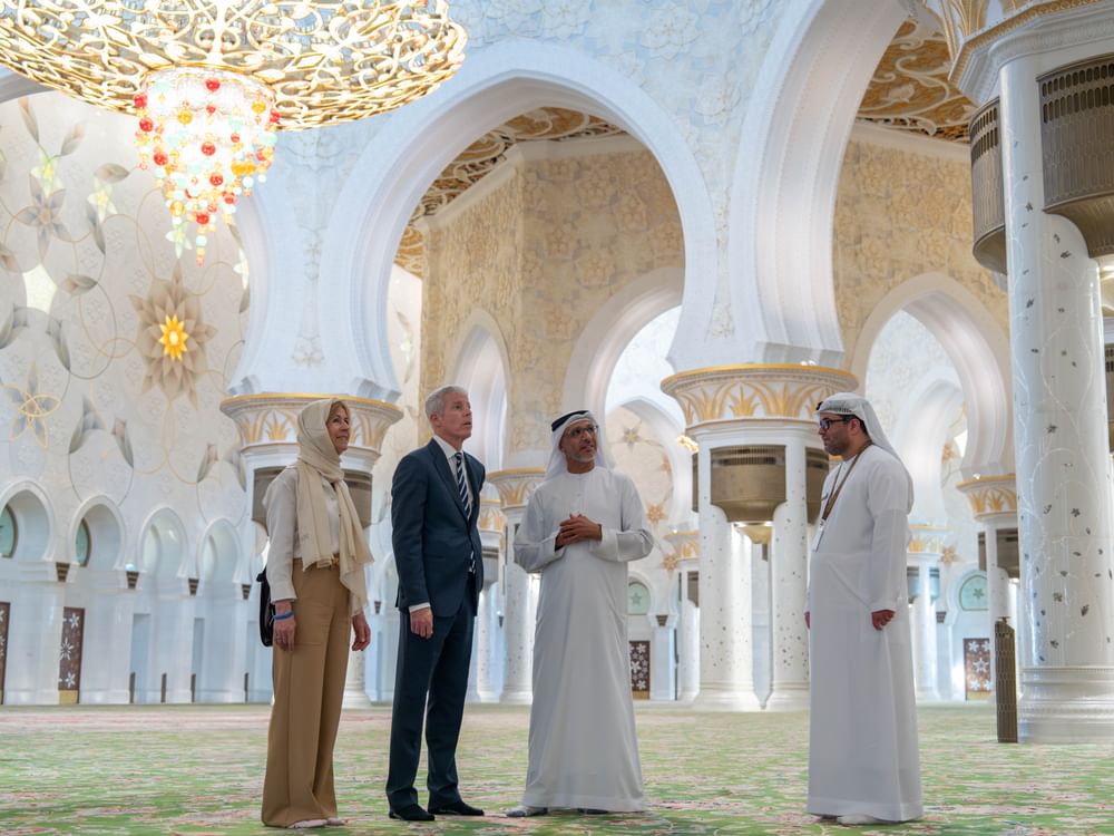 Secretário de Energia dos EUA visita a Grande Mesquita Sheikh Zayed em Abu Dhabi