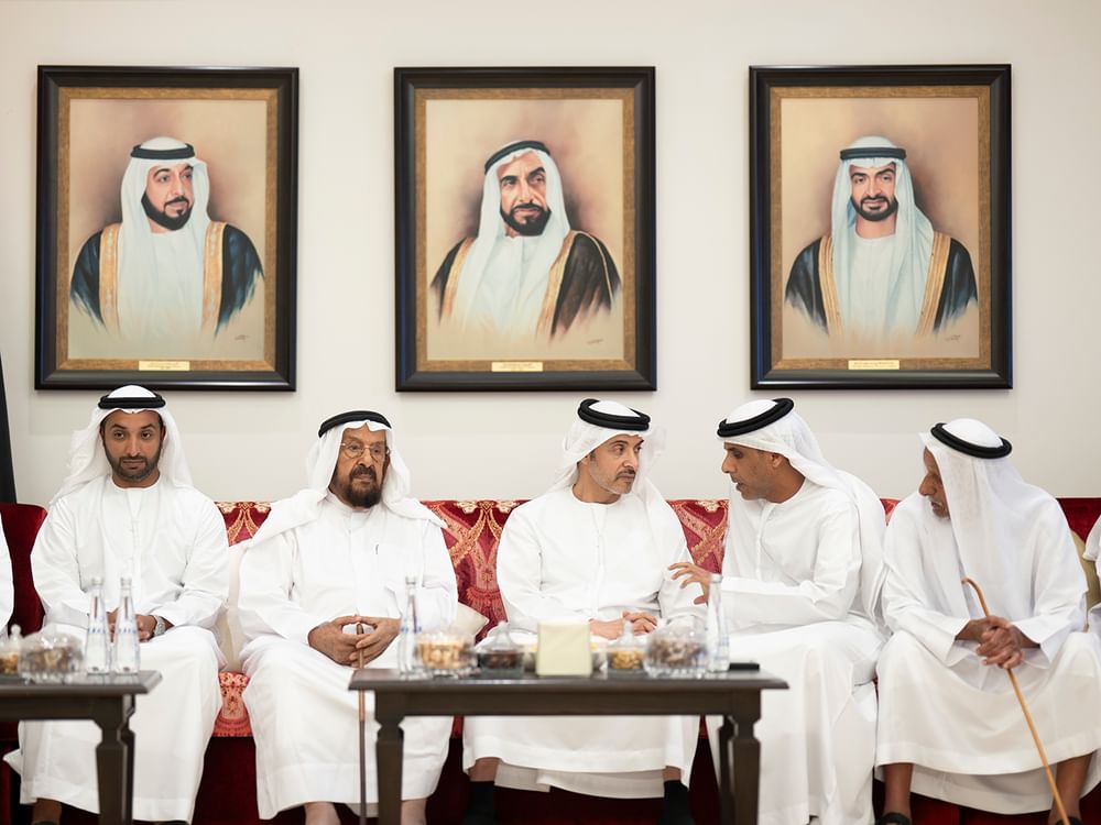 هزاع بن زايد يلتقي أعيان وأهالي سويحان وناهل في مجلس سويحان بمنطقة العين