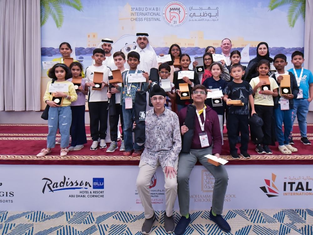 "أبوظبي الدولي" يتوج أبطال "مدارس الشطرنج" بمشاركة 592 لاعبا ولاعبة