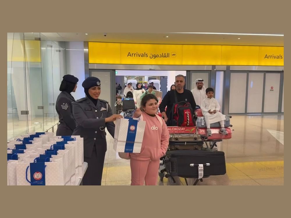 شرطة أبوظبي تستقبل الأشقاء الكويتيين بالهدايا والورود بـ"مطار زايد الدولي"
