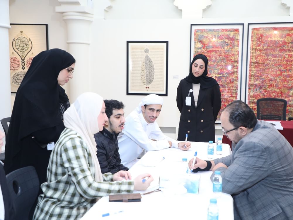 طلبة مدينة الشارقة للخدمات الإنسانية يزورون ساحة الخط