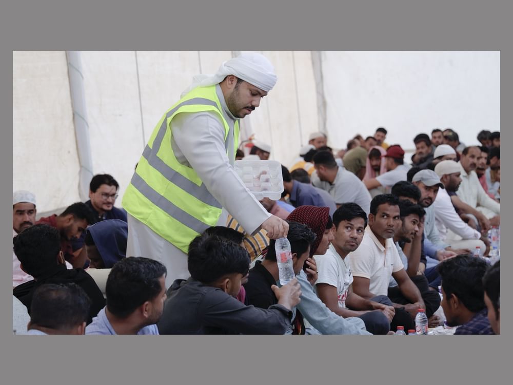 خيرية الشارقة توزع أكثر من 449 ألف وجبة إفطار خلال النصف الأول من رمضان