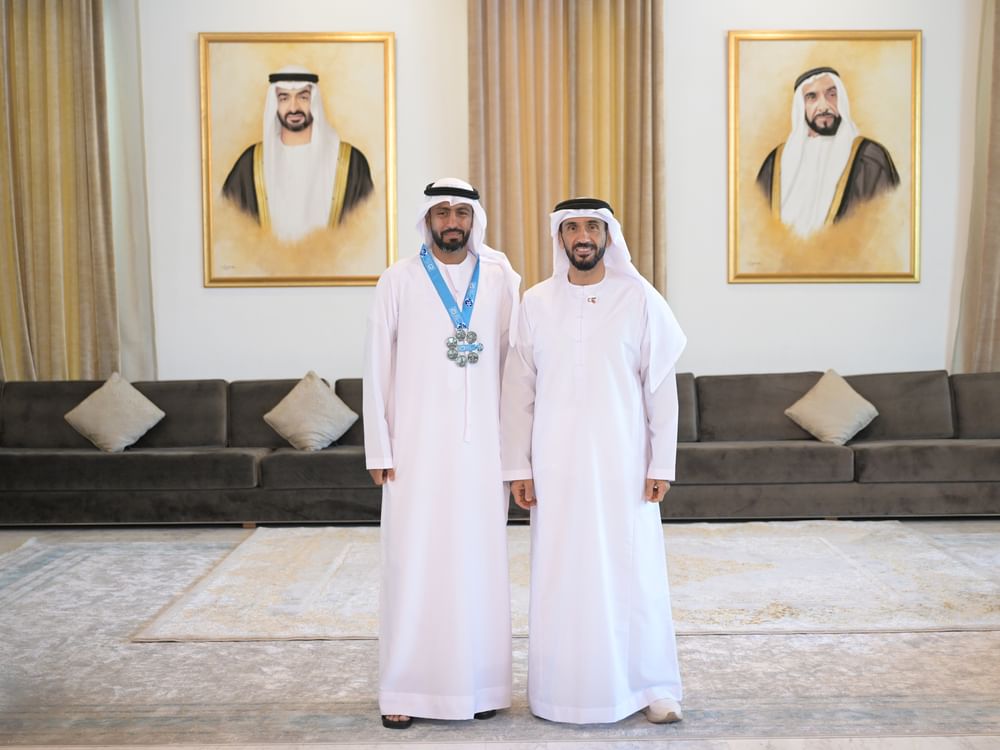 نهيان بن زايد يكرّم العدّاء الإماراتي سالم الهاشمي