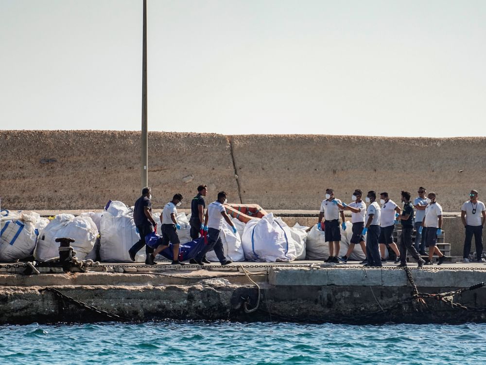 غرق قارب مهاجرين قبالة سواحل إيطاليا ومصرع 26 من ركابه