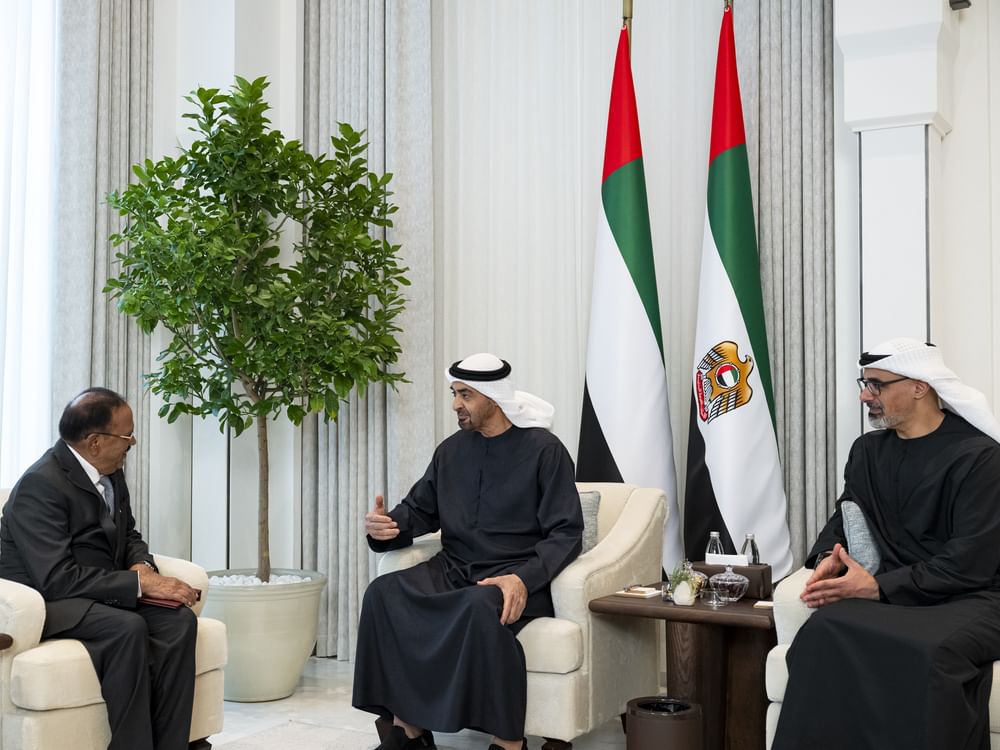 El presidente de Emiratos Árabes Unidos recibe al asesor de seguridad nacional de la India