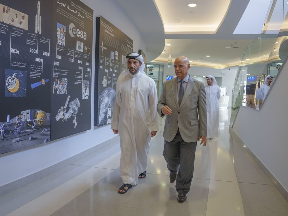 سلطان بن أحمد القاسمي يطلع على مستجدات مشروعات أكاديمية الشارقة لعلوم وتكنولوجيا الفضاء والفلك