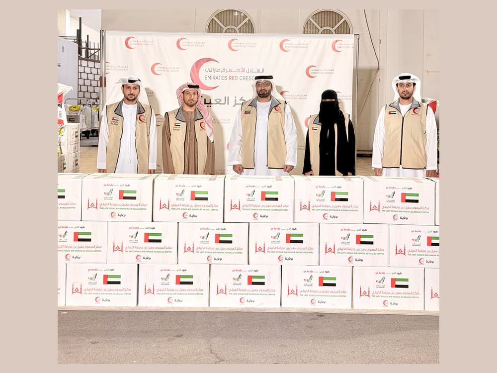 "الهلال الأحمر" بالعين يتسلّم 2000 طرد غذائي من مركز سهيل بن عويضة الخييلي 