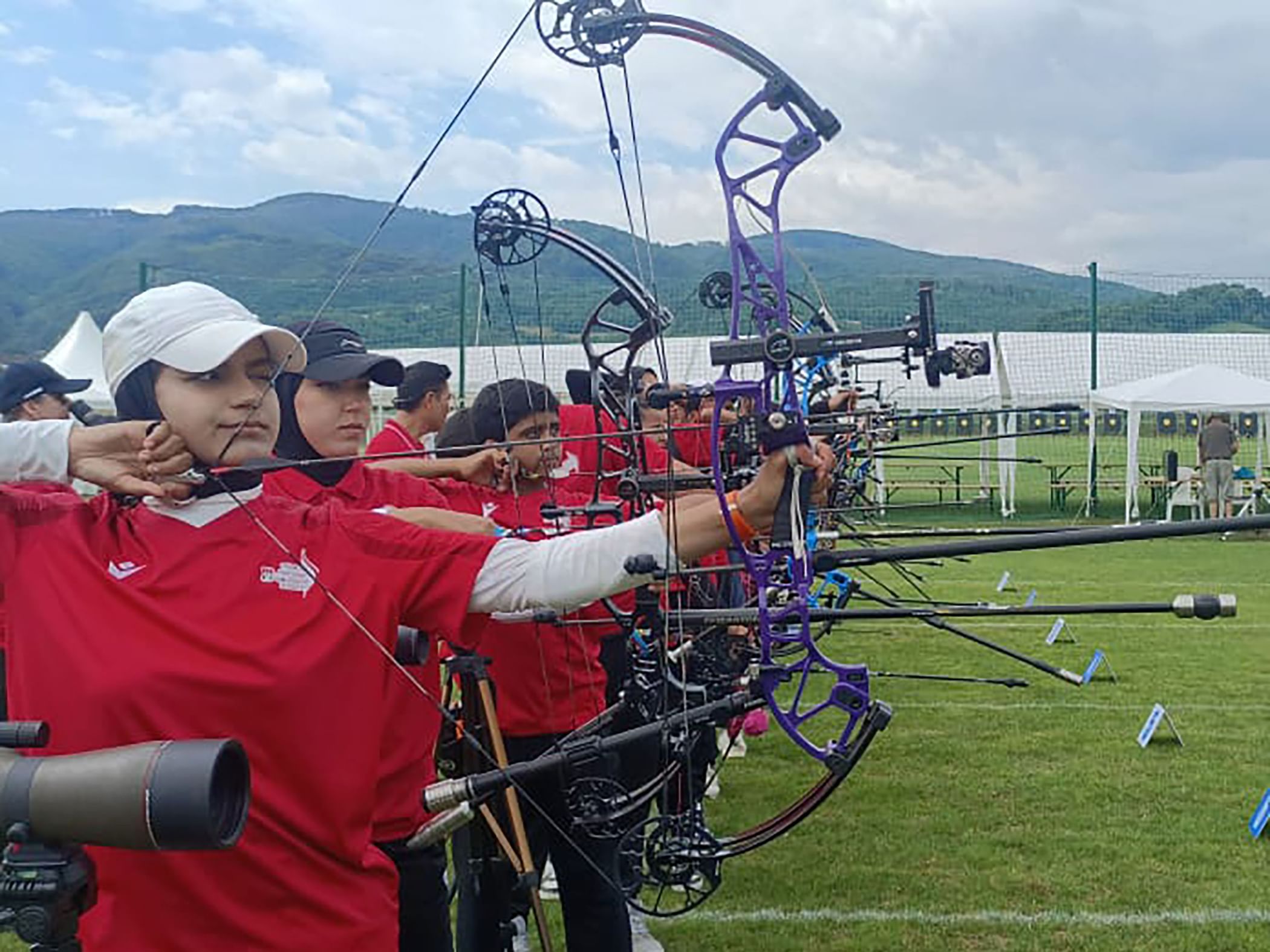 12 لاعبا ولاعبة يمثلون الإمارات في بطولة وسط أوروبا للقوس والسهم