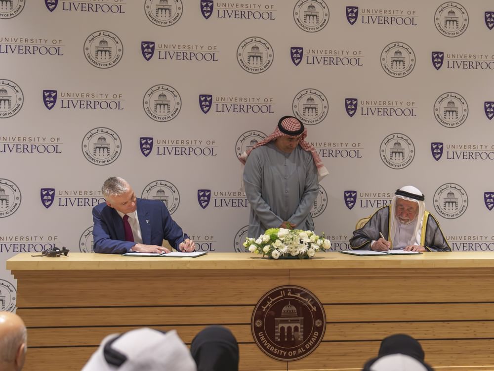حاكم الشارقة يوقع اتفاقية تعاون بين جامعتي الذيد وليفربول البريطانية