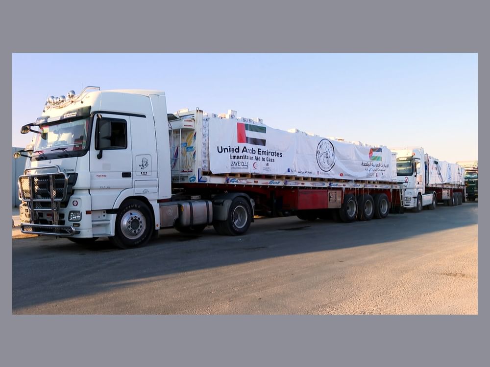 Convoy de ayuda terrestre de EAU llega a Gaza a través del paso fronterizo de Karam Abu Salem