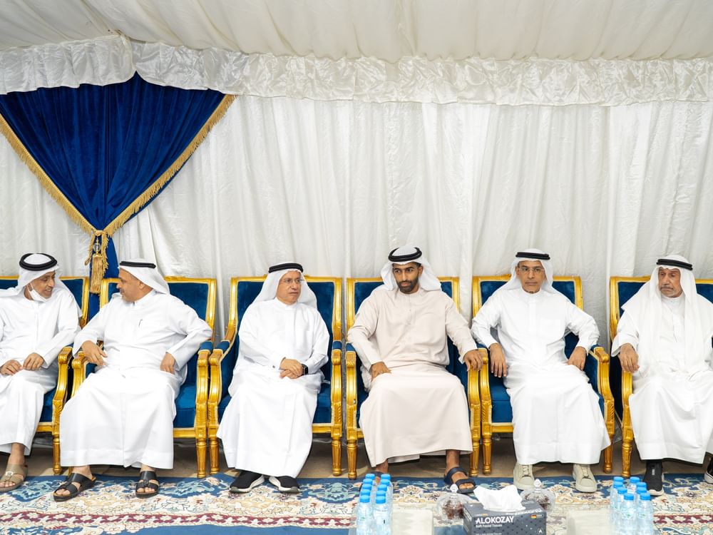 خالد بن سعود يعزي في وفاة والدة محمد حسن عمران الشامسي