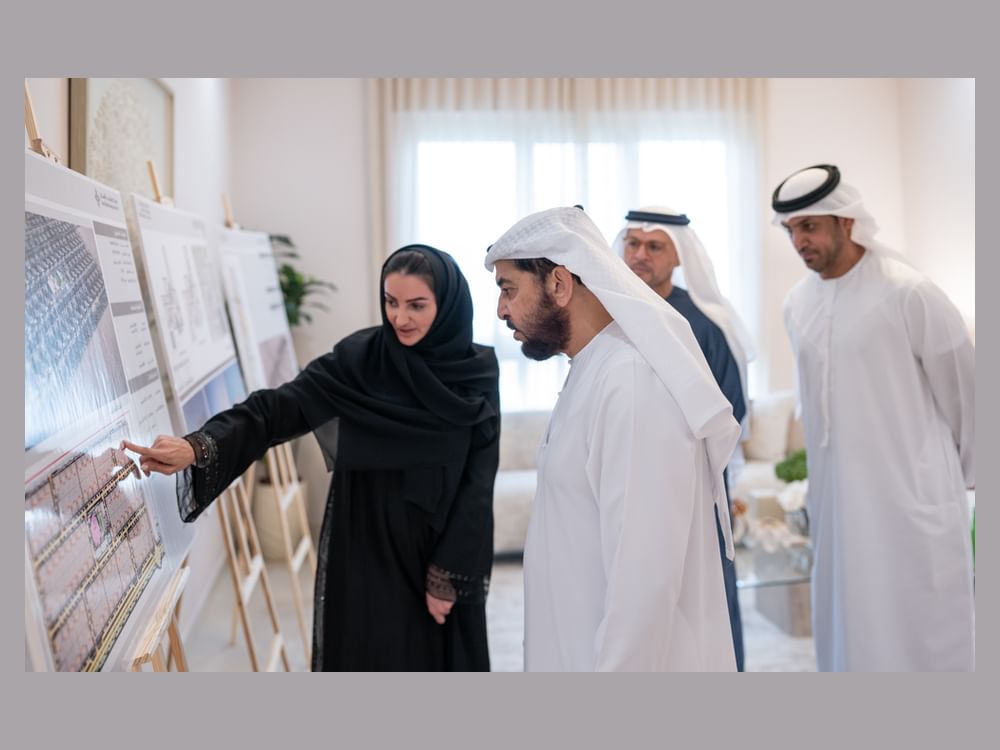 Hamdan bin Zayed inspecciona los proyectos de vivienda de la ciudad de Al Sila y de infraestructuras de Baya Al Sila