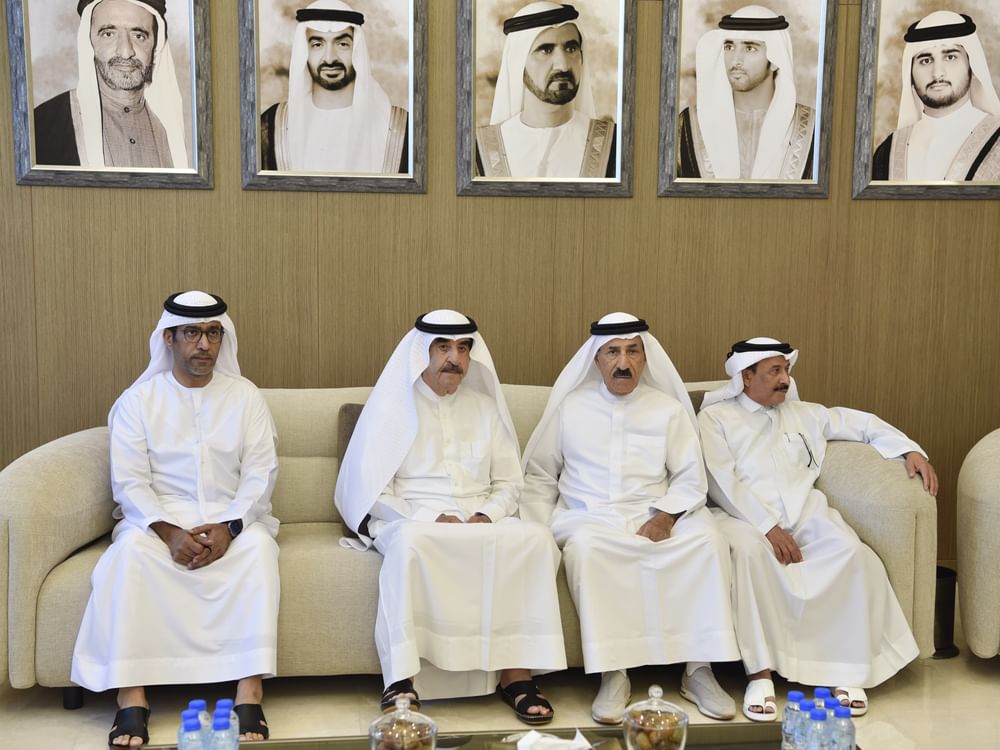حاكم أم القيوين يقدم واجب العزاء في وفاة راشد بن على بن عبدالله الشعفار