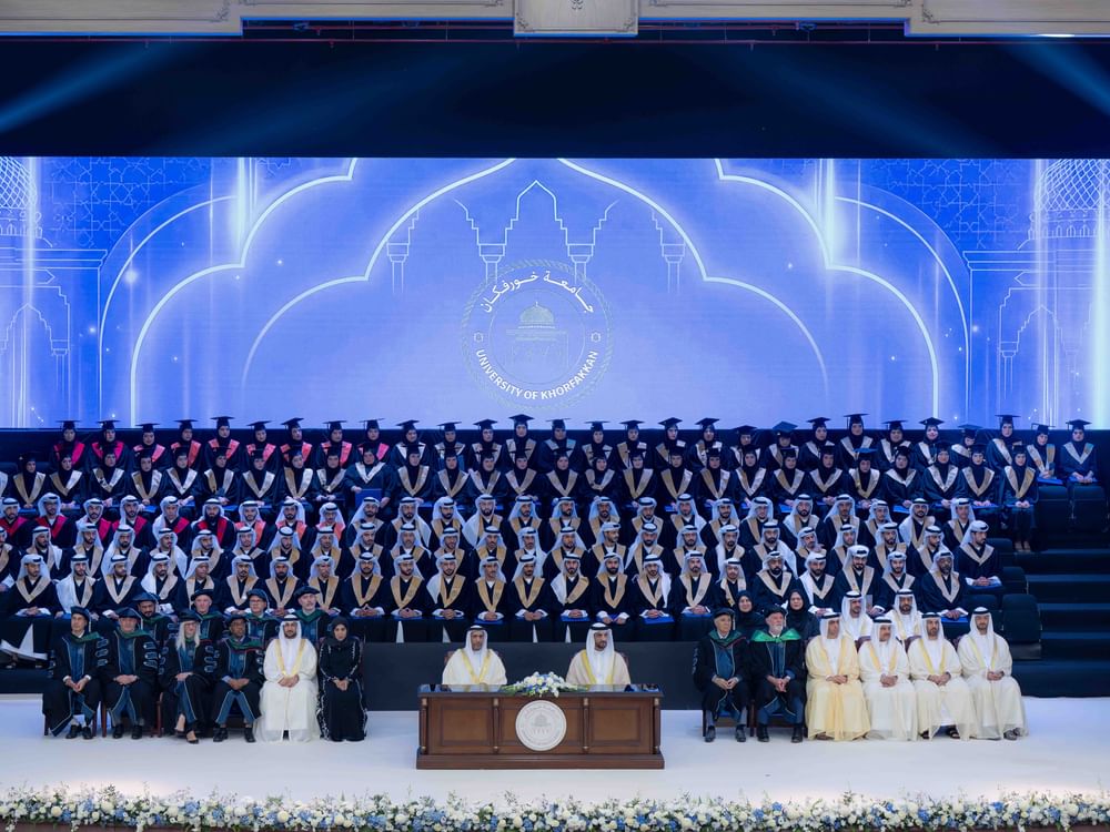 سلطان بن أحمد القاسمي يشهد حفل تخرج الدفعة الثانية من طلبة جامعة خورفكان