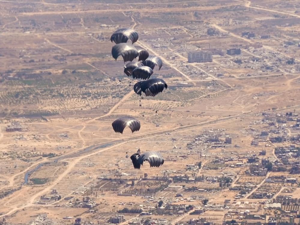 Emirados realizam 62º lançamento aéreo da operação “Pássaros da Bondade” e enviam 40 caminhões com alimentos a Gaza