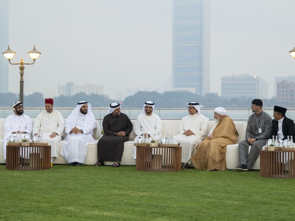 منصور بن زايد يشارك العلماء ضيوف رئيس الدولة وموظفي عدد من الجهات الحكومية في أبوظبي مأدبة الإفطار الرمضاني