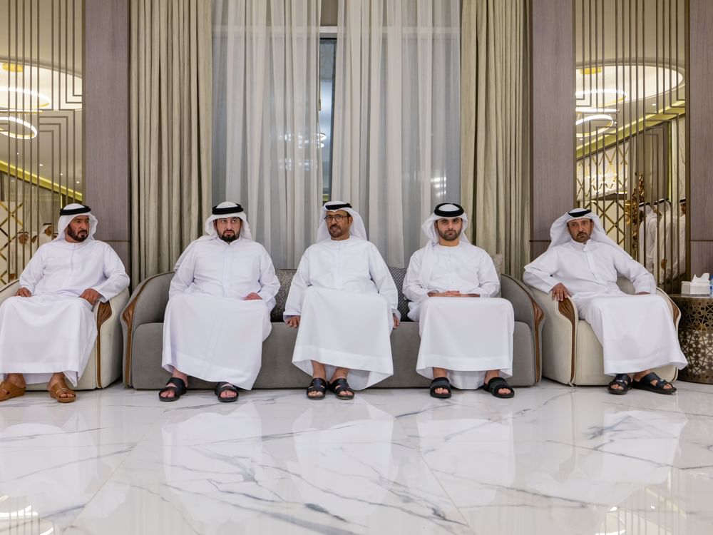 أحمد بن محمد يقدم واجب العزاء في والدة الفريق راشد ثاني المطروشي القائد العام للدفاع المدني بدبي