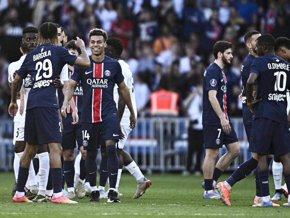 باريس سان جيرمان يتوج بطلا للدوري الفرنسي لكرة القدم
