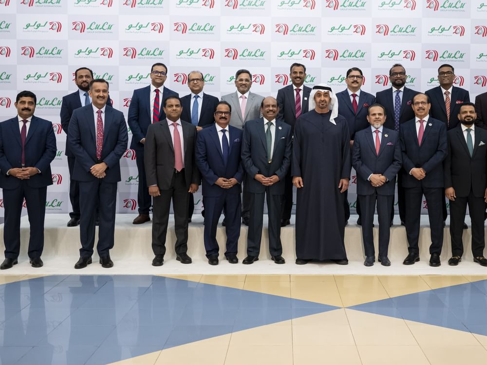 خلال جولة في أحد المراكز التجارية في أبوظبي .. رئيس الدولة يلتقي يوسف علي وعدداً من العاملين في مجموعة اللولو 