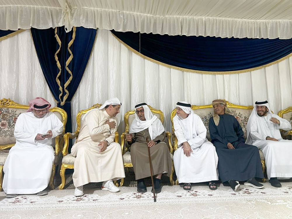 عبدالملك بن كايد يقدم واجب العزاء في وفاة محمد عيسى العلى الشامسي