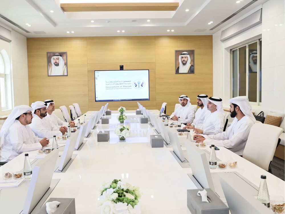 الشارقة تبحث تطوير البنية التحتية للاتصالات لمواكبة التوسع العمراني حتى 2027