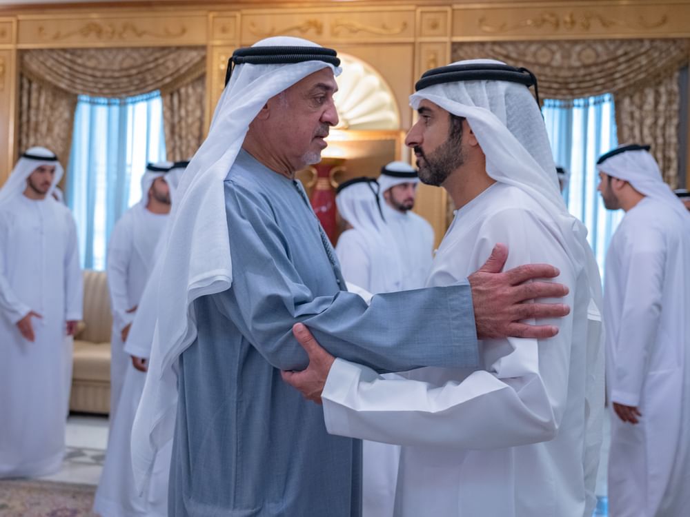 حمدان بن محمد يواصل تقبّل التعازي لليوم الثاني بوفاة الشيخ أحمد بن راشد وإلى جانبه مكتوم بن محمد وأحمد بن محمد
