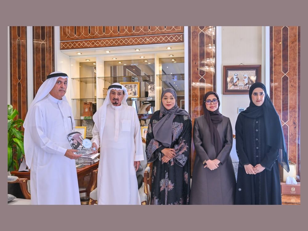 حاكم عجمان يتسلم "علامة دبي للوقف" الممنوحة لمؤسسة حميد بن راشد النعيمي الخيرية