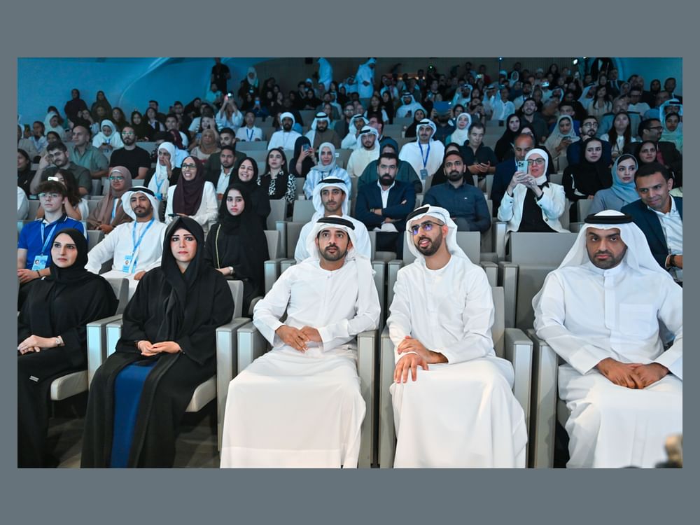 حمدان بن محمد يوجه بإطلاق مبادرة لتدريب مليون شخص على مهارات هندسة الأوامر في الذكاء الاصطناعي