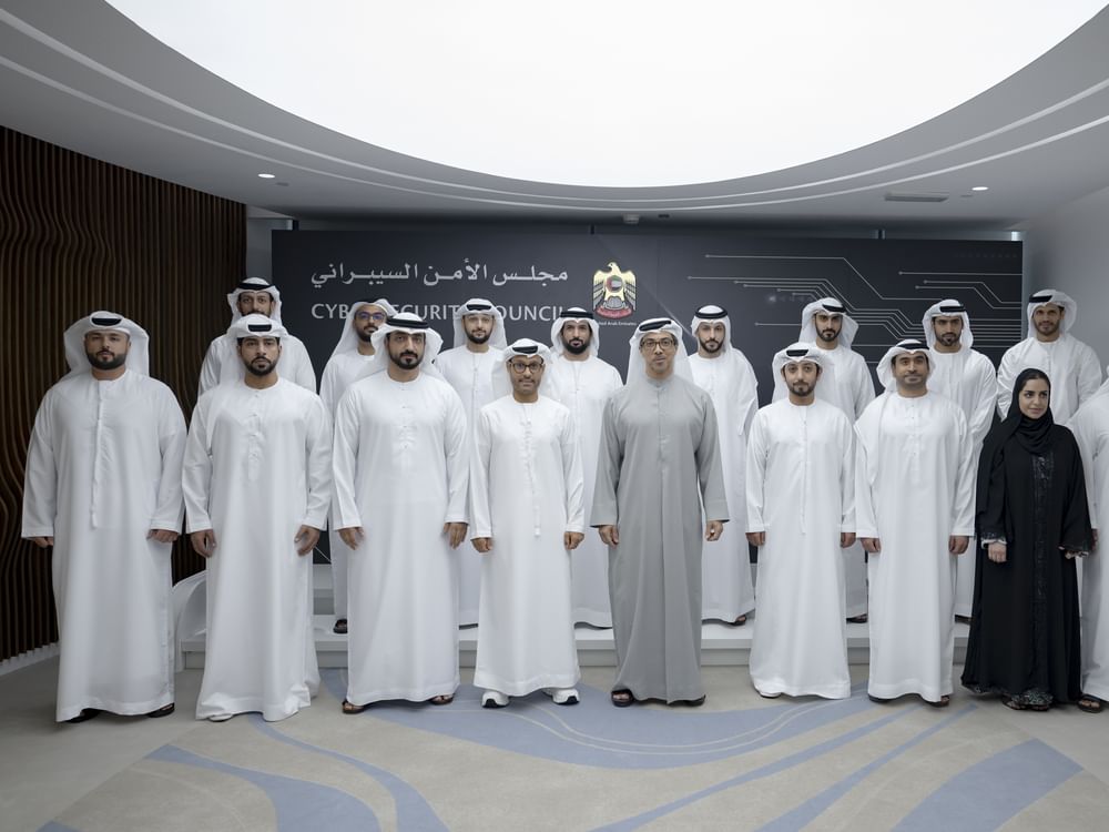 منصور بن زايد يطلع على مبادرات مجلس الأمن السيبراني لحكومة الإمارات