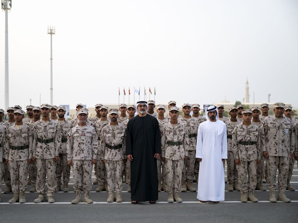 Khaled bin Mohamed bin Zayed asiste a las demostraciones especializadas de la 22.ª promoción del Programa Nacional de Servicio de EAU en el Centro de Entrenamiento de Sweihan