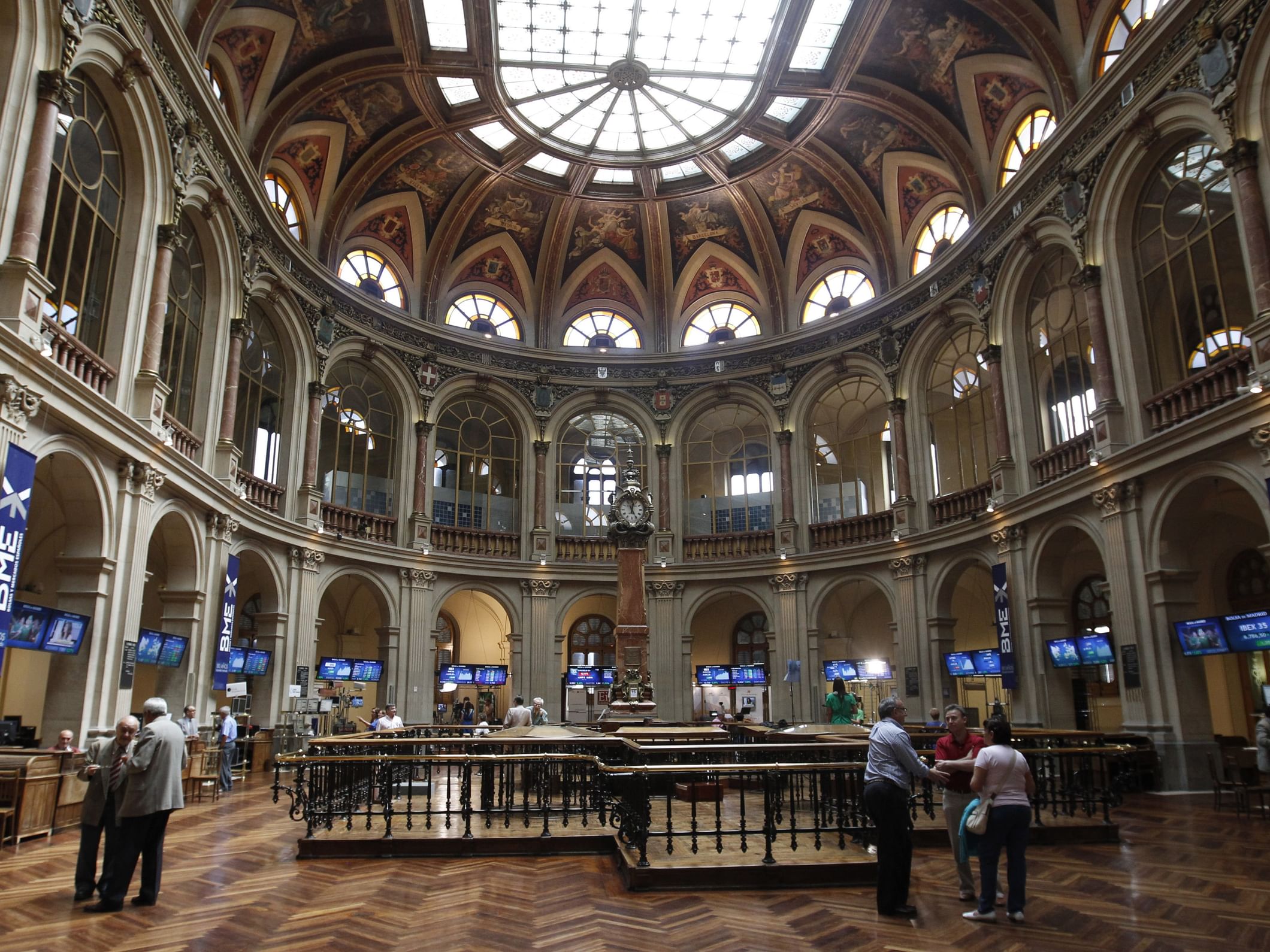 European stocks close lower