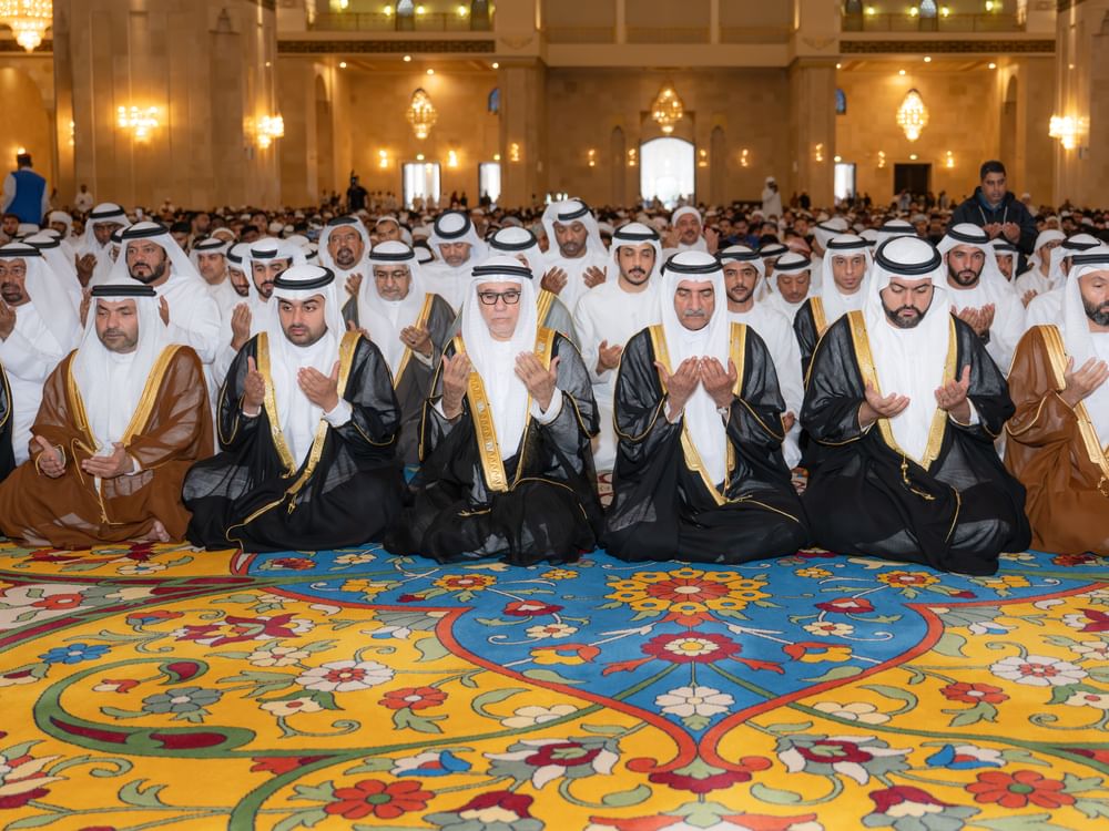 حمد الشرقي يؤدي صلاة عيد الفطر في جامع الشيخ زايد بالفجيرة