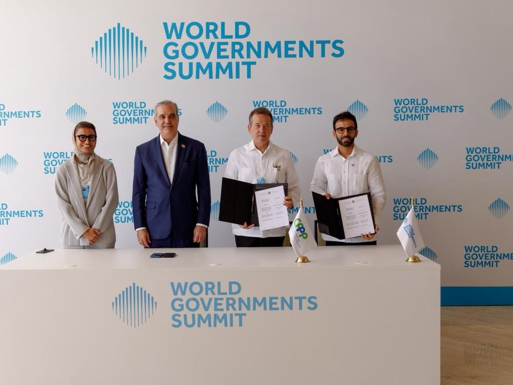 Noura Al Kaabi se reúne con el presidente de la República Dominicana en el Diálogo de América Latina y el Caribe del World Governments Summit