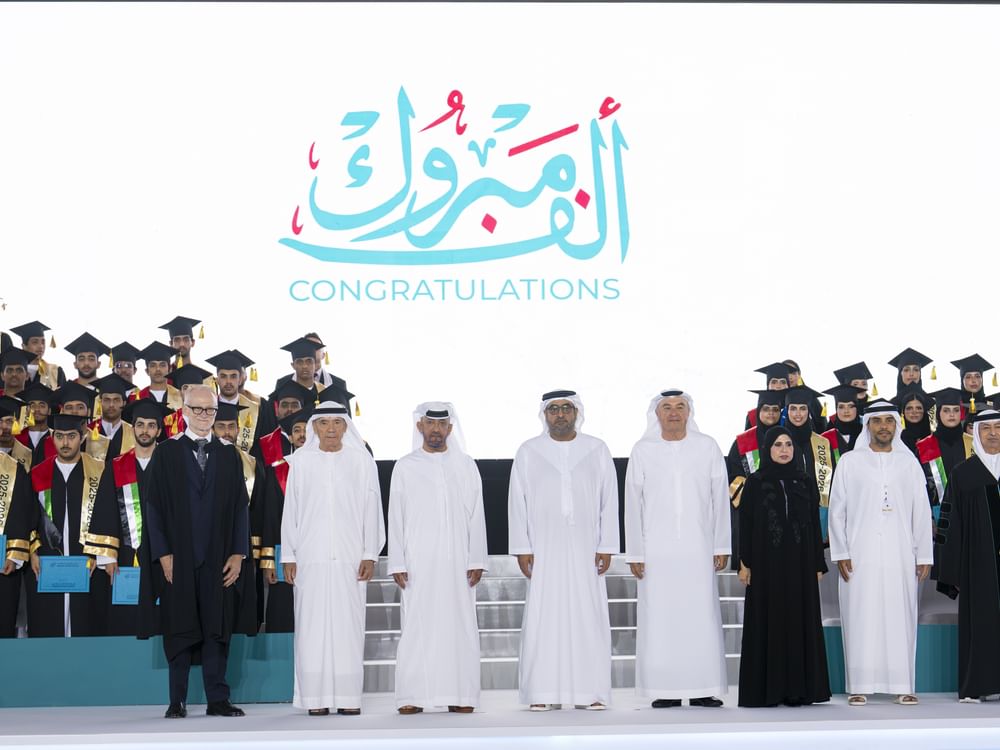 تحت رعاية منصور بن زايد.. محمد بن حمدان بن زايد يشهد حفل تخريج طلبة مدارس الإمارات الوطنية بمجمع العين