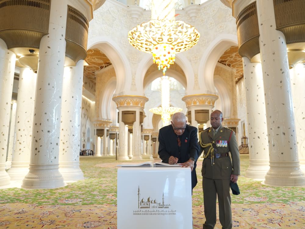 رئيس فيجي يزور جامع الشيخ زايد الكبير في أبوظبي