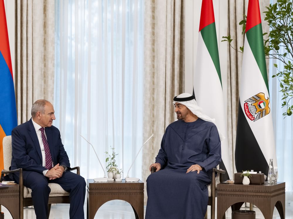 رئيس الدولة ورئيس وزراء أرمينيا يبحثان علاقات التعاون بين البلدين