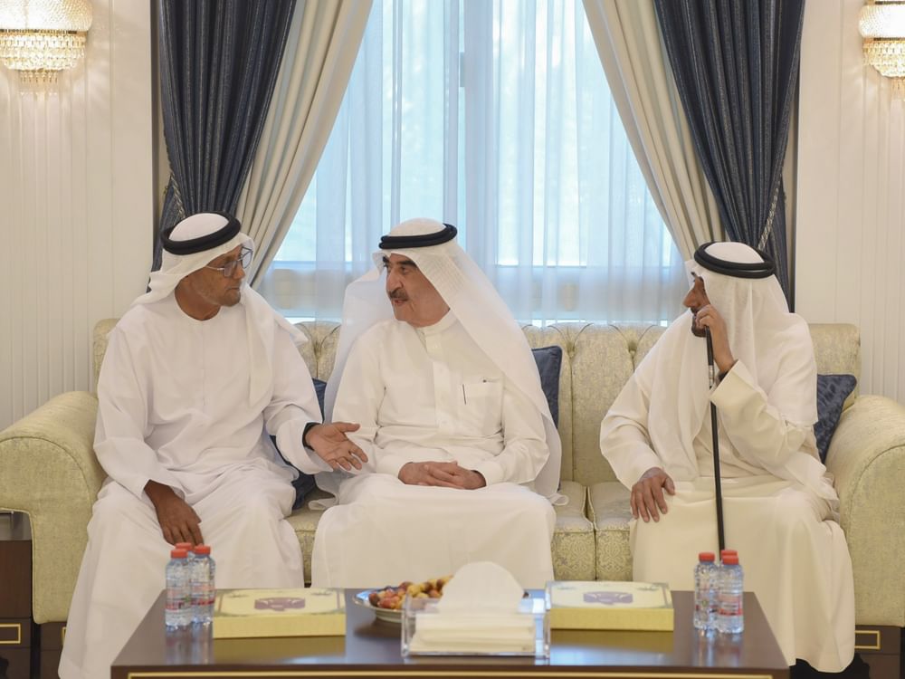 حاكم أم القيوين يقدم واجب العزاء في وفاة مريم بنت سلطان بن سالم القاسمي