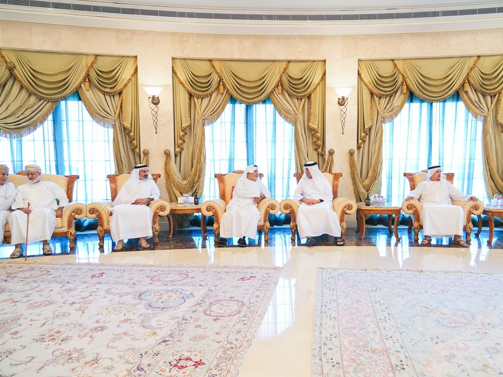 سعود بن صقر يقدم واجب العزاء في وفاة حسين خانصاحب