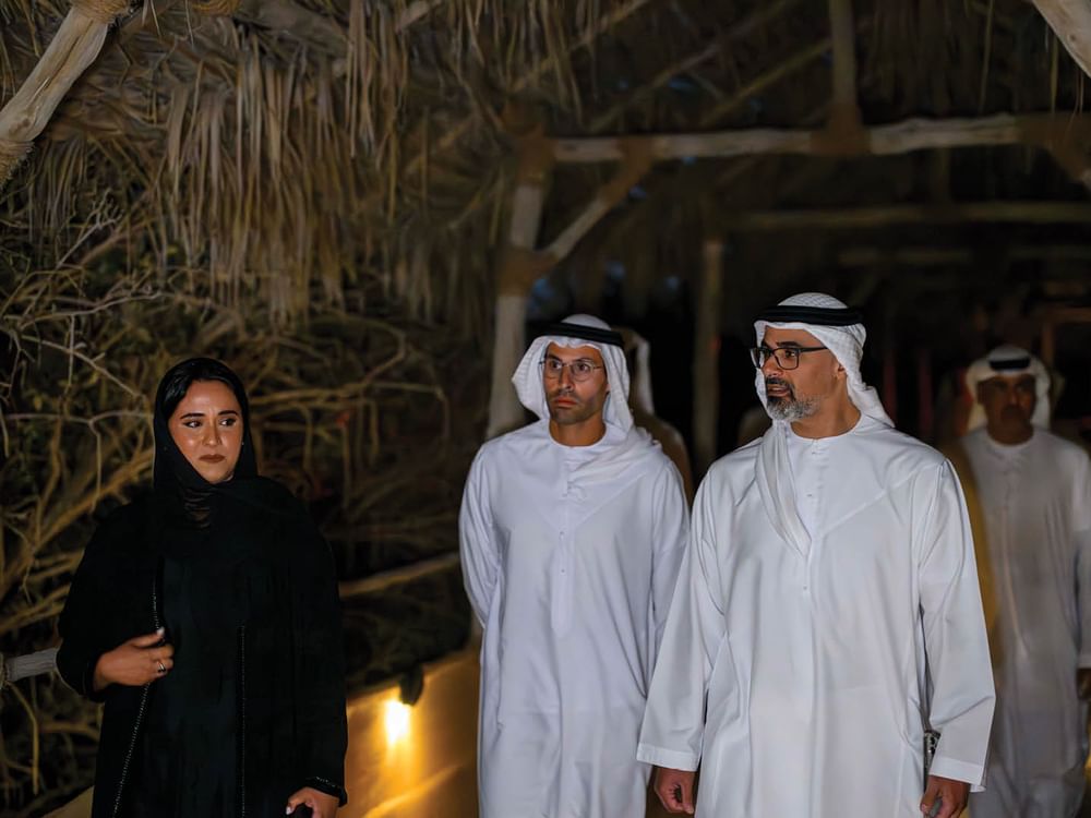 خالد بن محمد بن زايد يزور معرض «منار أبوظبي» للفنون الضوئية