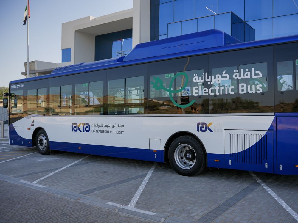 تدشين المسار البنفسجي المحدث وإطلاق أول حافلة كهربائية في رأس الخيمة