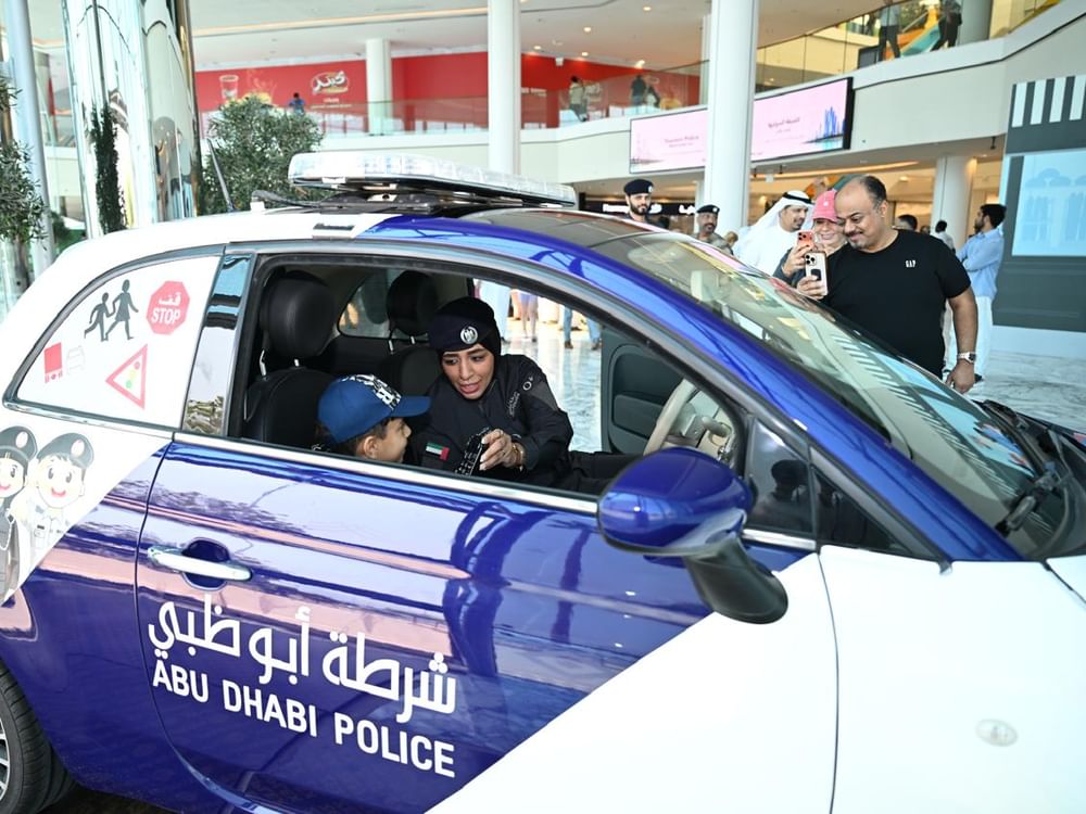 شرطة أبوظبي تنظم عروضًا وفعاليات متنوعة في"اليوم العالمي للسياحة"