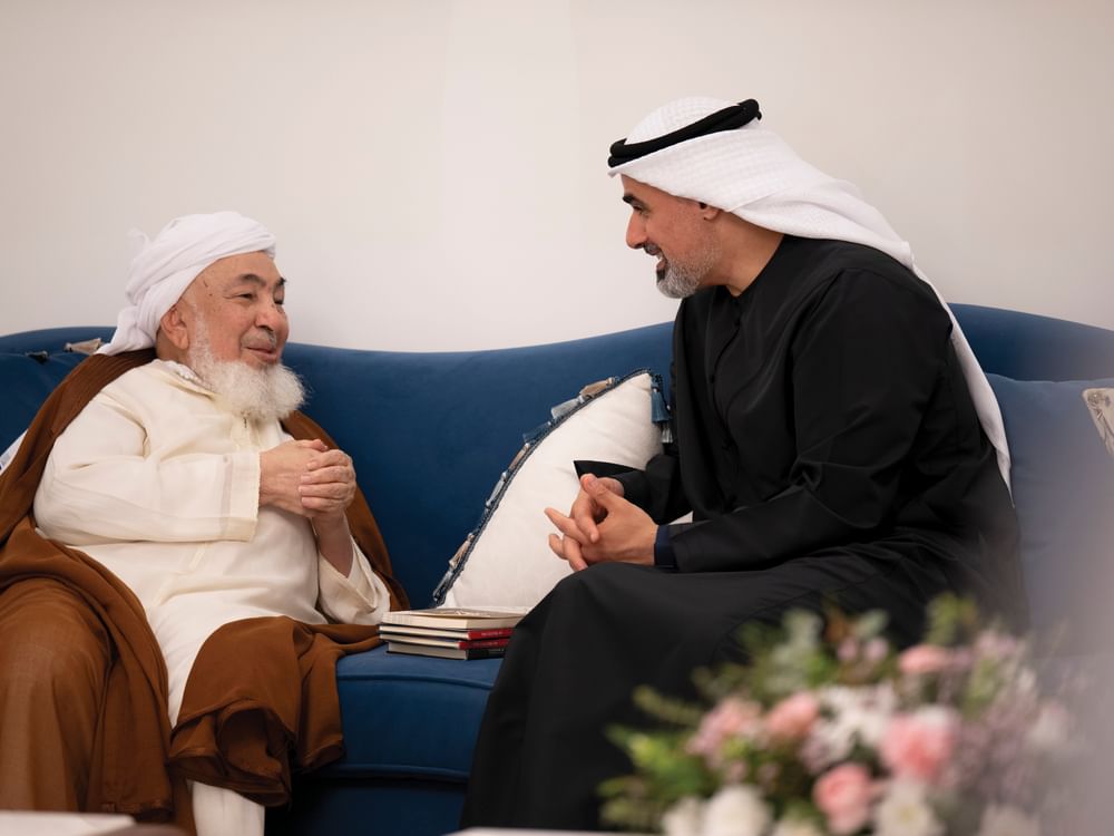 خالد بن محمد بن زايد يزور  العلامة الشيخ عبدالله بن بيّه في منزله بأبوظبي