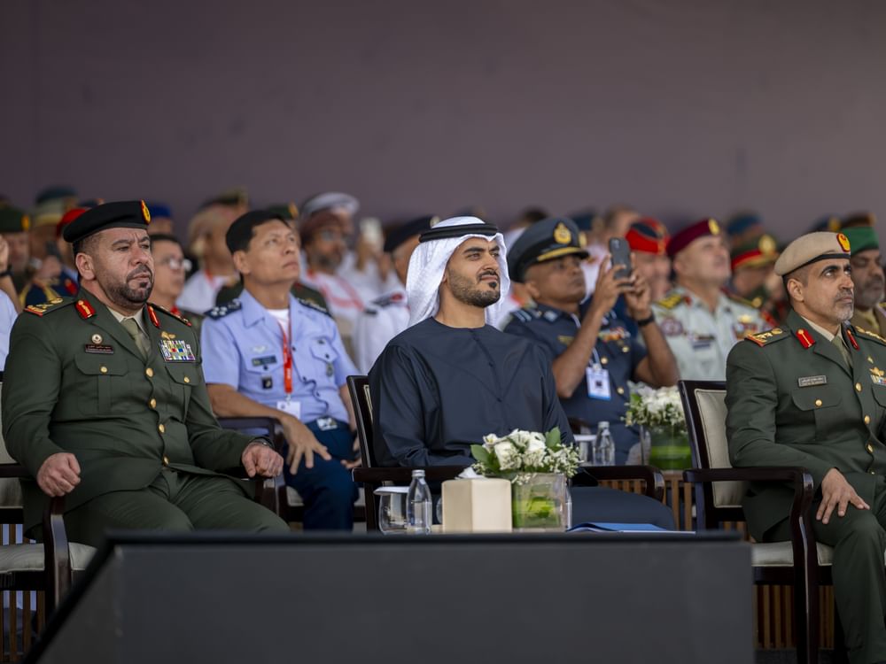 Zayed bin Mohamed bin Zayed asiste a demostraciones aéreas en directo en UMEX y SimTEX 2026