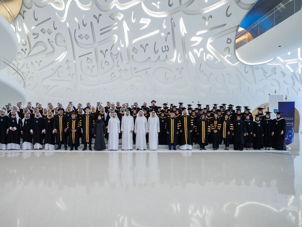 بحضور أحمد بن محمد.. كلية محمد بن راشد للإدارة الحكومية تحتفي بتخريج الدفعة الثالثة عشرة من طلبة الماجستير