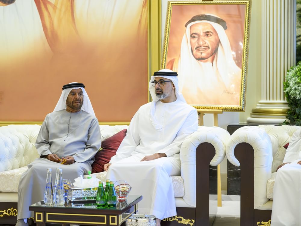Khaled bin Mohamed bin Zayed bekundet sein Beileid zum Tod von Mahra bint Khaled Al Nahyan