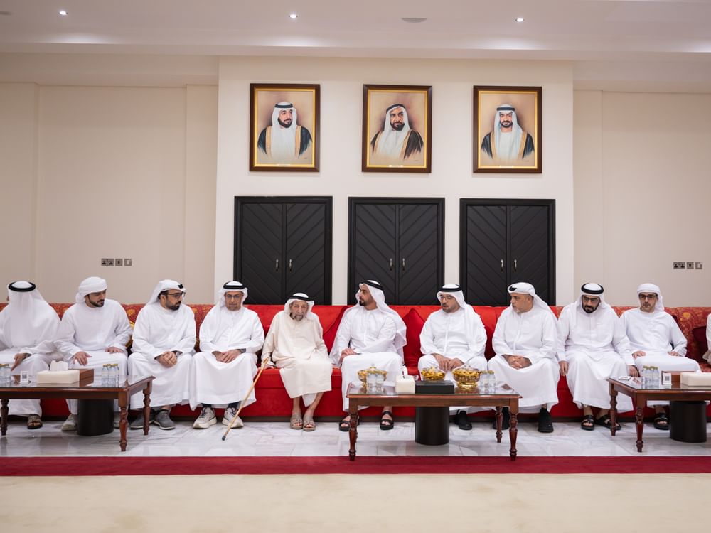 سيف بن زايد يقدم واجب العزاء بوفاة بدر أحمد خلفان بن خدية القبيسي
