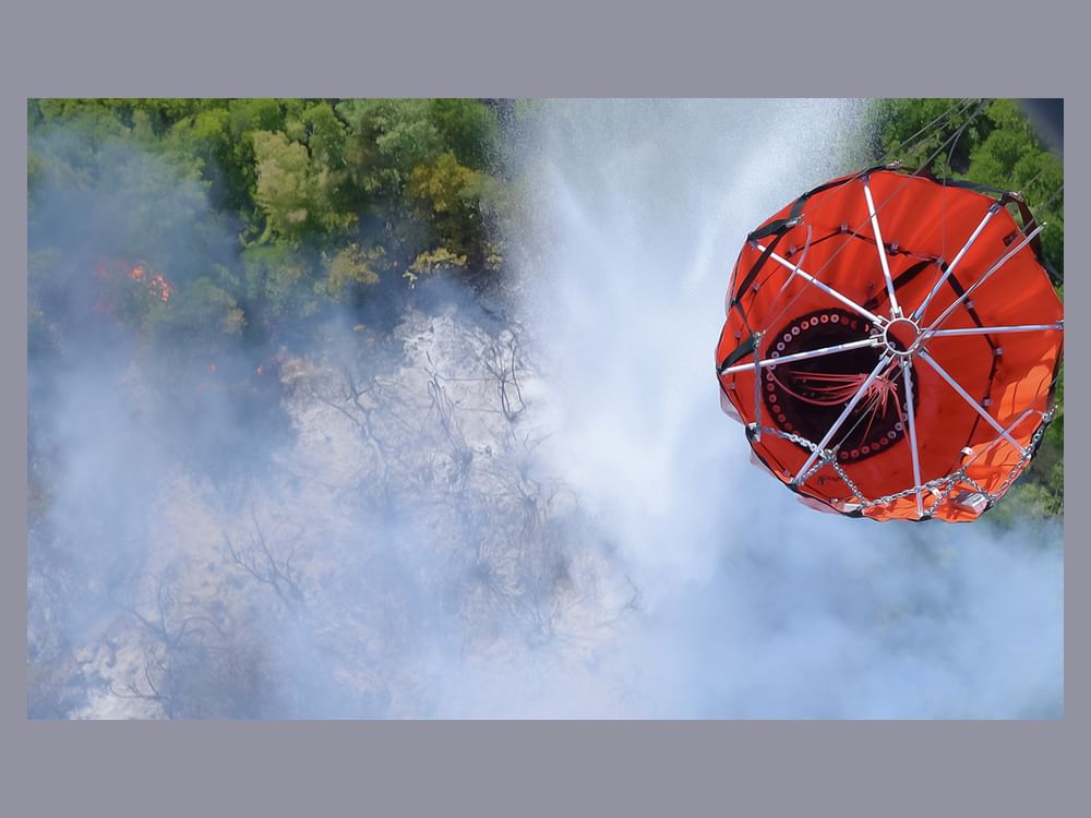 L’équipe émirienne de lutte contre les incendies entame ses opérations pour maîtriser les feux de forêt en Albanie